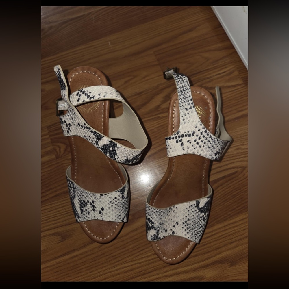 True Craft Women’s Snakeskin Heels Sandals Sz 7.5M